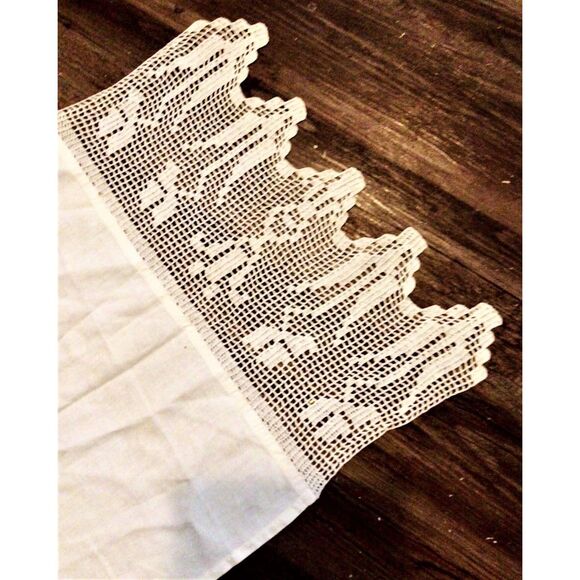 Vintage Linen with Handmade Crochet Lace Trim - Picture 2 of 2
